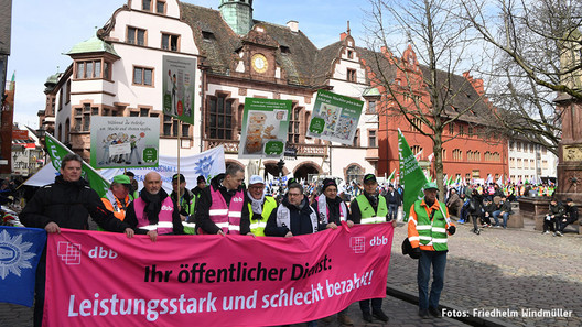 Baden-Württemberg – Beschäftigte des öffentlichen Dienstes demonstrierten in Freiburg