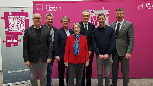 Im Bild von links, die baden-württembergischen Mitglieder der dbb-Bundestarifkommission: Thomas Eigenthaler, stellvertretender dbb-Vorsitzender; Edmund Schuler; Klaus Schork; Ursula Kampf; BBW-Vize Jörg Feuerbacher; Michael Brändle und der BBW-Vorsitzender Kai Rosenberger; 