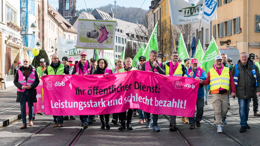 über tausend Teilnehmende bei der Tarifdemonstration in Freiburg 