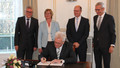 Ministerpräsident Kretschmann bei der Unterschrift